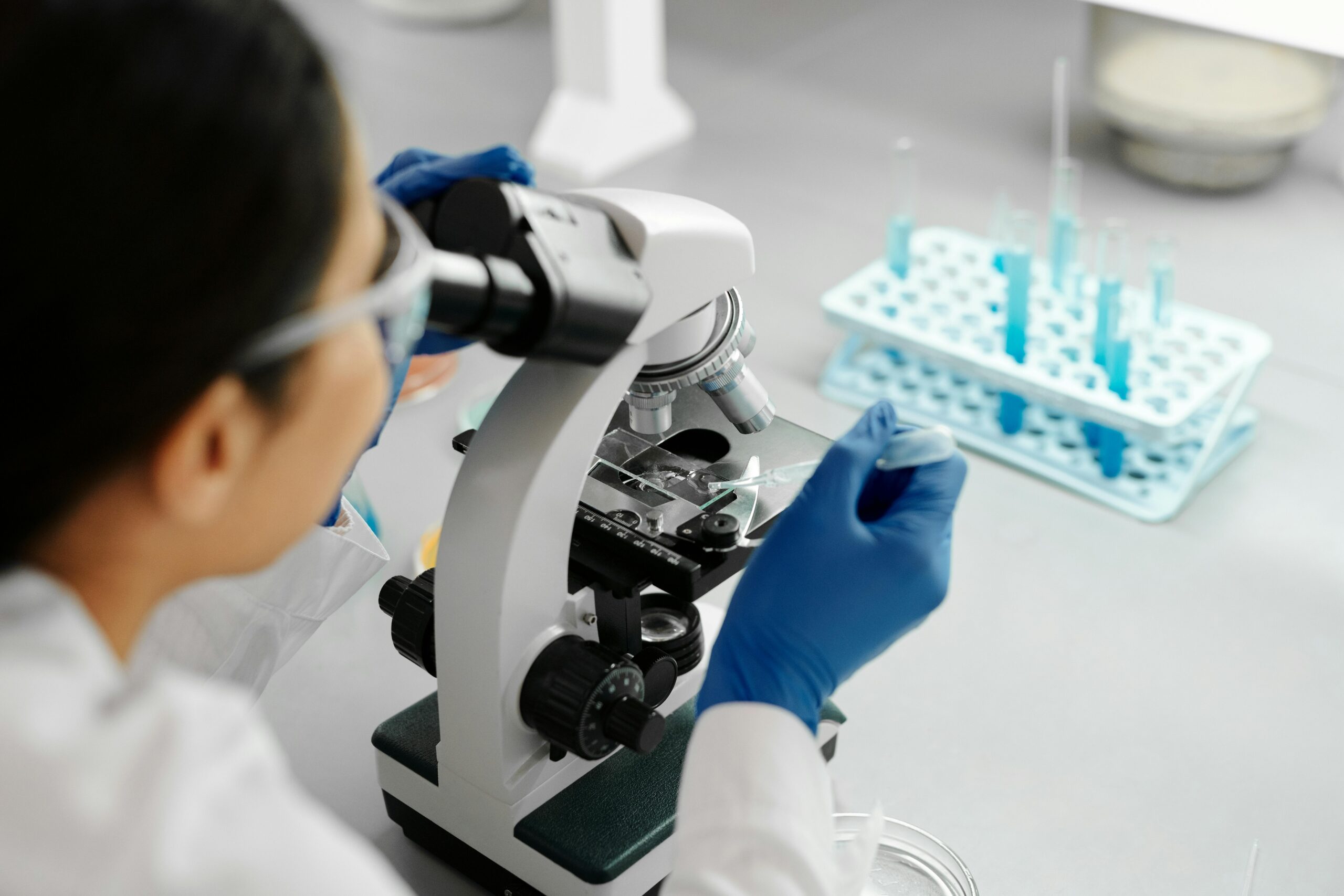 mujer trabajando en laboratorio examinando